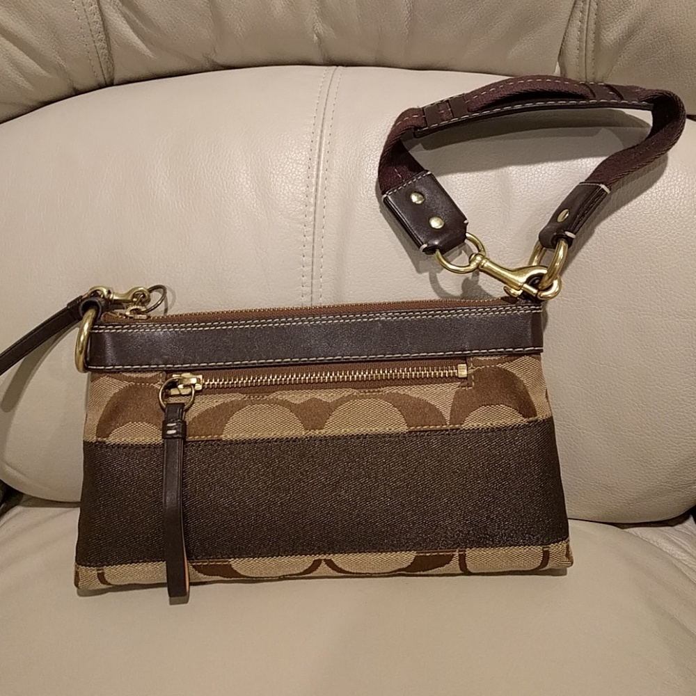 Coach clutch/wristlet, brown and gold detail - Picture 5 of 5
